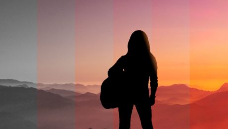 Mulher no alto de um vale, representando uma conquista, enquanto o cenário vai mudando de preto e branco para colorido, simbolizando as mudanças positivas na vida.